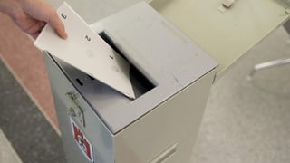Urna e maun che metta en material da votar.