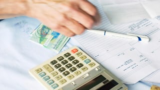 Maisa cun calculatur da tastga e quints.