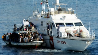 bastiment da la guardia da costa taliana che maina cun in bastiment da fugitivs 