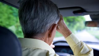 automobilist vegl che va cun auto