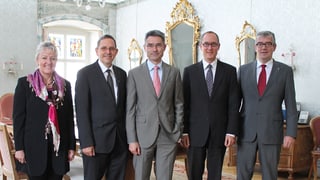 Il maletg mussa ils 5 commembers da la regenza grischuna.
