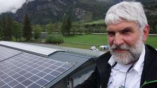 Christian Hassler da l'Energia Alternativa SA davant ses pli grond project solar ch'el ha realisà ils davos 31 onns ch'el lavura en la branscha.