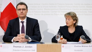 Il president da la banca naziunala e la ministra da finanzas. 