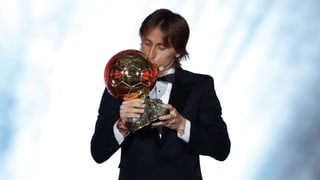 Purtret da Modric che bitscha ses buccal. 