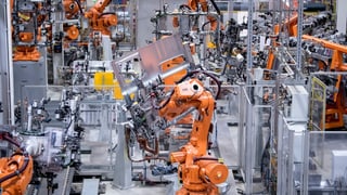 Maschinas electronicas ch'elavuran metal en ina firma. 