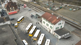 Foto da surengiu da la staziun da Glion ed il territori “Pendas”. Pendas è anc in prà verd senza chasas. Foto da surengiu da la staziun da Glion ed il territori “Pendas”. Pendas è anc in prà verd senza chasas.