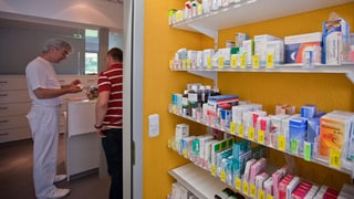 Medi da chasa prescriva in medicament ad in pazient. 