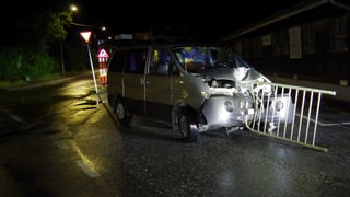 auto demolì cun in toc d'in tschabargal, fitgà en la part davant