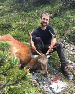 Armin Caviezel da Müstair cun ses tschierv sajettà en la Val Mora.