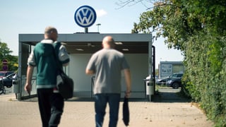 dus umens sin via a la lavur en la fabrica da VW a Wolfsburg