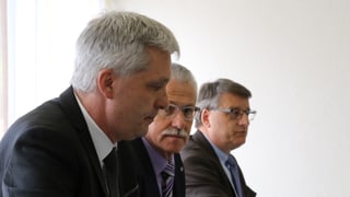 Mathias Bundi, Arnold Bachmann e Urs Kellenberger (da san.) durant la radunanza generala. Mathias Bundi, Arnold Bachmann e Urs Kellenberger (da san.) durant la radunanza generala.
