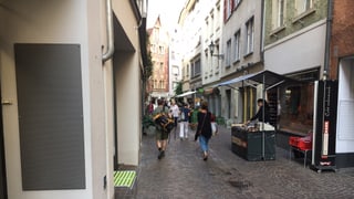 La citad veglia da Cuira cun stans da martgà.