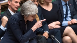 Purtret da Theresa May en il parlament. 