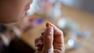 Persuna che prenda in medicament. 
