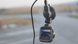 Ina camera ch'è montada sin la fanestra davant dad in auto.