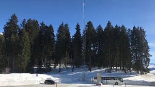 Varga 40 meters auta duai vegnir la nova antenna da 5G a l'ur d'in parcada en il vitg da Valbella.