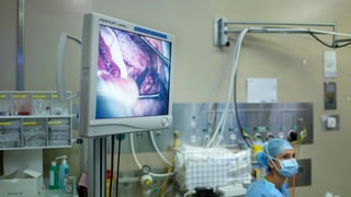 Ina stanza d'operaziun en in ospital. 