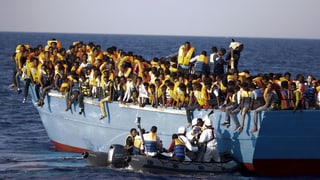 Schuldads talians salvan fugitivs tranter la Libia e l'Italia.