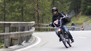 In motociclist cun corna da chamutsch sin la chapellina In motociclist cun corna da chamutsch sin la chapellina