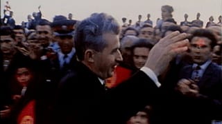Purtret da Nicolae Ceausescu cun blers aspectaturs.