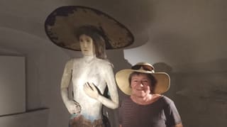 Marianne Fischbacher cun il star da l'exposiziun, la sirena da Valendau.