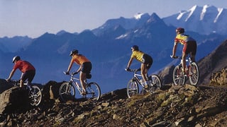 4 ciclists fan ina tura da mountainbike en la cuntrada da Lai