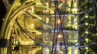 Ina schurma da cabels en ina stanza cun servers.