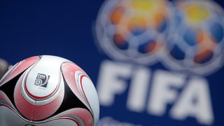 Ina balla, en il fund il logo da la FIFA.