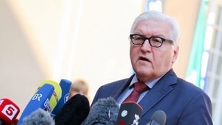 Steinmeier avant in guaud da microfons. Steinmeier avant in guaud da microfons.