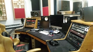Ina plazza da reschia en il studio Klangstark a Cuira. Ina plazza da reschia en il studio Klangstark a Cuira.