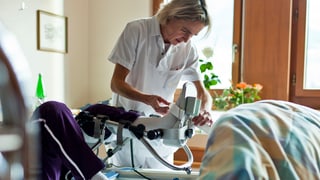 Ina tgirunza fixescha il pé d'in pazient en l'ospital a Glion