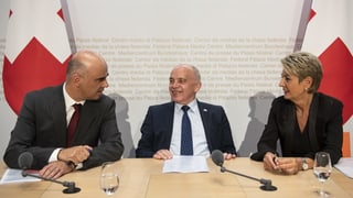 Alain Berset, Ueli Maurer e Karin Keller-Sutter en la sala per conferenzas da medias da la chasa federala
