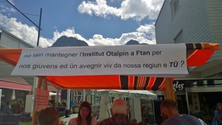 Il stan da la gruppa d'interess per tegnair avert l'Institut Otalpin a Ftan durant la festa da stradun a Scuol.