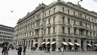 Sedia principala da la banca CS al Paradeplatz a Turitg.