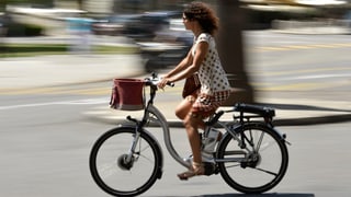 Purtret d'ina dunna sin in e-bike. 