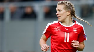 Lara Dickenmann en acziun durant in gieu cunter l'Italia a Bienna. Lara Dickenmann en acziun durant in gieu cunter l'Italia a Bienna.