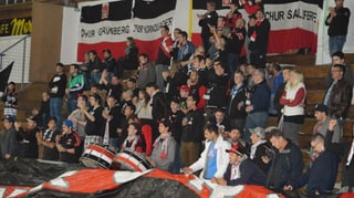 Fans da Cuira durant in derbi cunter Arosa.