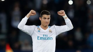 Purtret da Cristiano Ronaldo che tigna si ils mauns. 