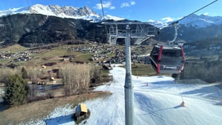 Grischun Central - Cunfin dal Parc Ela pudess sa midar Il Parc Ela è il mument vi da elavurar la basa per ils contracts per la nova fasa da manaschi da diesch onns che cumenza l’onn 2022. Gia cler è che Tavau Monstein na vul betg sa participar vi dal parc. En il Surses èsi dentant anc intschert, nua ch’il cunfin dal Parc Ela duess passar en l’avegnir.  Autor:RTR, Federico Belotti  Heute, 11:34  Tenor l’artitgel 19 da l’ordinaziun federala da Parcs natirals Svizzers, tutga l’entir perimeter d’ina vischnanca politica en il parc. Excepziuns datti mo per la part champestra da grondas aglomeraziuns sco quai ch’igl è actualmain il cas a Tavau, nua che mo Tagn/Wiesen cumplettescha il Parc Ela l’ur.  Suprastanza decida l'onn proxim En il Surses ins ha malgrà questa regla betg anc decidì, sch’ins vul proponer a las votantas ed ils votants, da laschar ils cunfins dal parc sco enfin ussa. Numnadamain èn las anteriuras vischnancas Tinizong-Rona e Riom-Parsonz che fan oz part a la vischnanca fusiunada da Surses, betg en il perimeter dal Parc Ela. La raschun èn las temas ch’i deva, per realisar projects d’infrastructura. Leo Thomann il president communal da Surses ha ditg ch’ins vegnia il cumenzament da l’auter onn a decider cun la nova suprastanza, tge cunfin ch’ins giavischia cun il Parc Ela en l’avegnir.  Nagina posiziun da las pendicularas Las Pendicularas da Savognin n’han il mument betg vulì prender posiziun en chaussa. Savognin Bivio Alvra Turissem vul decider la sonda proxima davart il cunfin giavischà dal Parc Ela, ha confermà Luzi Thomann, il president dal cussegl d’administraziun.  Tema betg giustifitgada Tar l’uniun Parc Ela ins è da l’avis, ch’ins na stoppia betg avair tema che projects d’infrastructura pudessan vegnir impedids pervi dal parc, ha ditg Paolo Giacometti il president dal Parc Ela.  Nagin gea e nagin na dal BAFU La confederaziun na vul betg prender posiziun en detagl. I saja chaussa dals purtaders dal parc e dal chantun, dad elavurar ina dumonda per renovar il label dal parc, che correspundia a l’ordinaziun dals parcs. Pir sin basa da quella dumonda possia vegnir decidì, sch’ins possia acceptar era eventualas excepziuns en connex cun ils cunfins dal parc, ha scrit l’uffizi d’ambient BAFU sin dumonda da RTR. Uschia èsi il mument intschert, sch’in Parc Ela senza il territori da las anteriuras vischnancas Riom-Parsonz e Tinizong-Rona vegniss acceptà.
