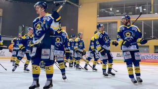 Giugaders da hockey da l'EHC Arosa sin il glatsch.