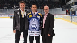 Marcel Scheidegger (marketing) e Paulo Duca (capitani) cun Silvio Schmid (directur, arena da skis Andermatt-Sedrun)