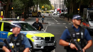 Davant il parlament a Londra è in um charrà cun in auto en ina serra. Pliras persunas èn vegnidas blessadas. 
