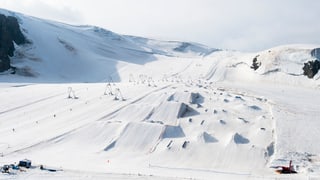 In parc da naiv a Zermatt cun mesapipas, pistas da cross e sigls
