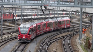 Tren da la Viafier retica a la staziun da Cuira.