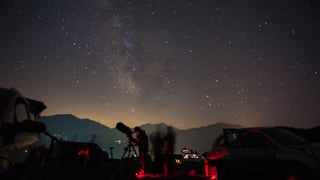 A Falera èn ils telescops puspè drizzads vers il firmament.
