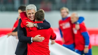 Vladimir Petkovic embratscha Xherdan Shaquiri suenter la victoria da 7:0 cunter San Marino Vladimir Petkovic embratscha Xherdan Shaquiri suenter la victoria da 7:0 cunter San Marino