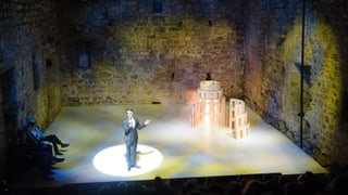 L'intendant da Origen Giovanni Netzer preschenta in model dal teater planisà.