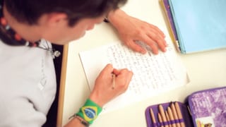 scolar che scriva