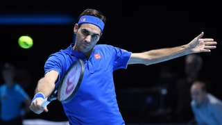 Roger Federer che gioga tennis. 