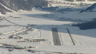 La planira da la plazza aviatica da Samedan da sur engiu - ins vesa la pista da partir/platgar - enturn ed enturn haj naiv.